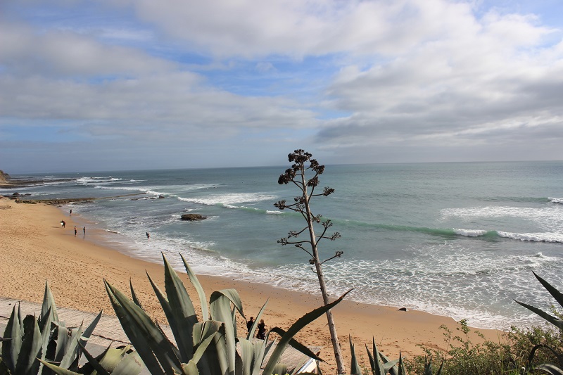 Spending a Sunday afternoon at these two beaches near Lisbon